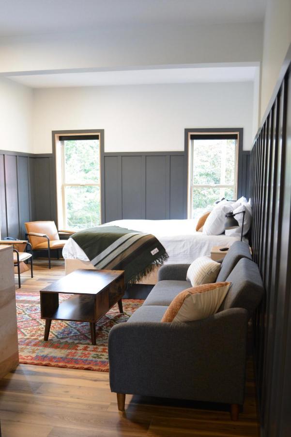 The Flying Steamshovel Inn Rossland Bagian luar foto