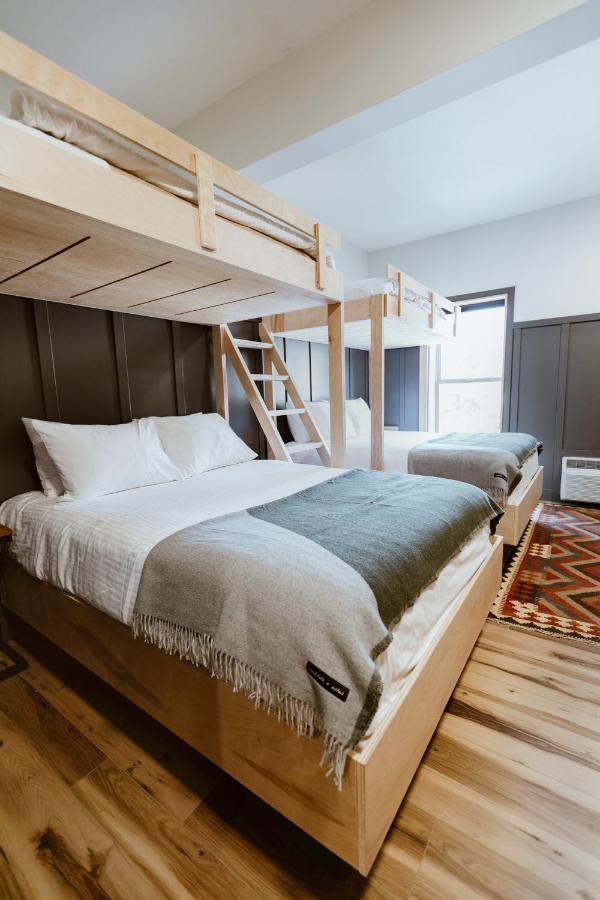 The Flying Steamshovel Inn Rossland Bagian luar foto