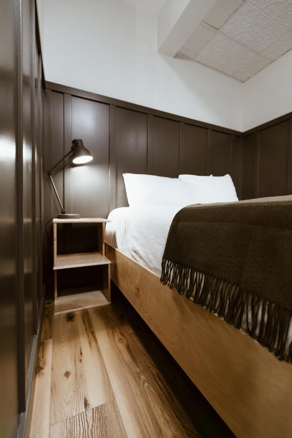 The Flying Steamshovel Inn Rossland Bagian luar foto