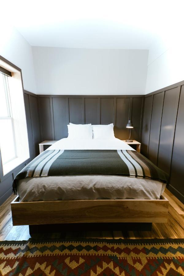 The Flying Steamshovel Inn Rossland Bagian luar foto