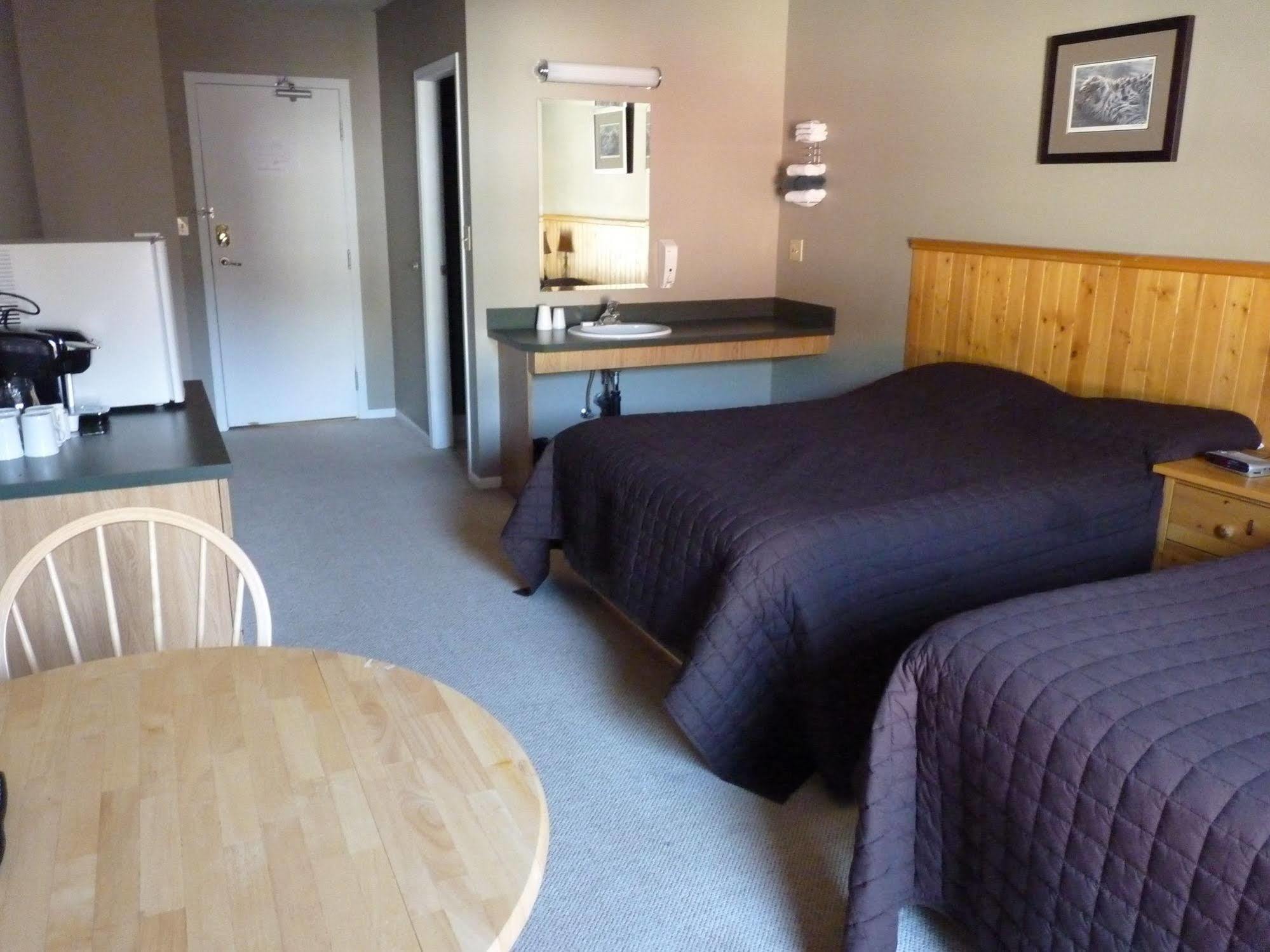 The Flying Steamshovel Inn Rossland Bagian luar foto