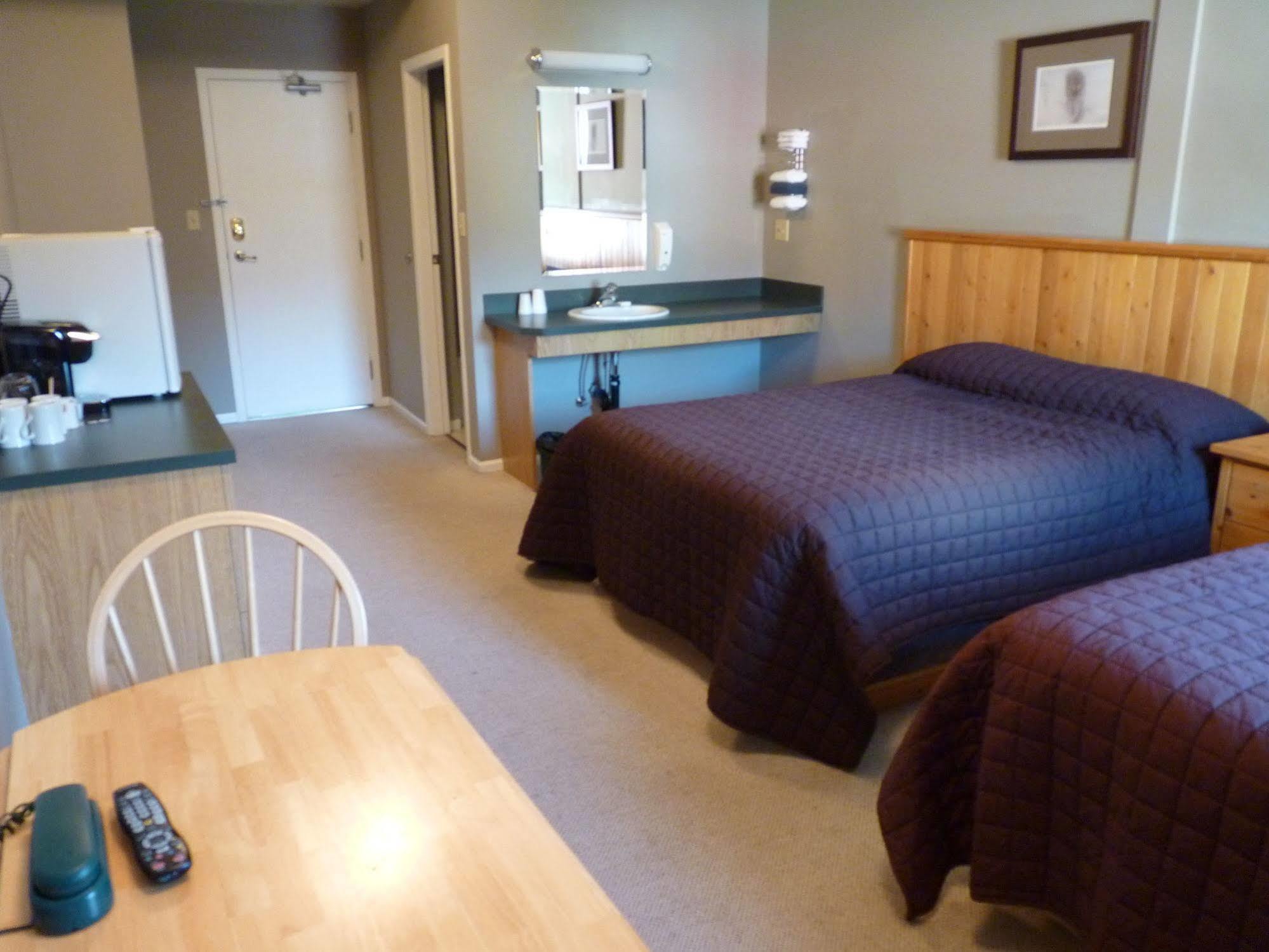 The Flying Steamshovel Inn Rossland Bagian luar foto
