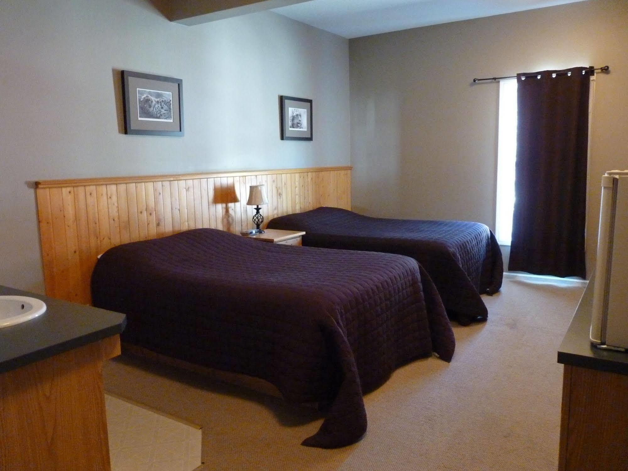 The Flying Steamshovel Inn Rossland Bagian luar foto