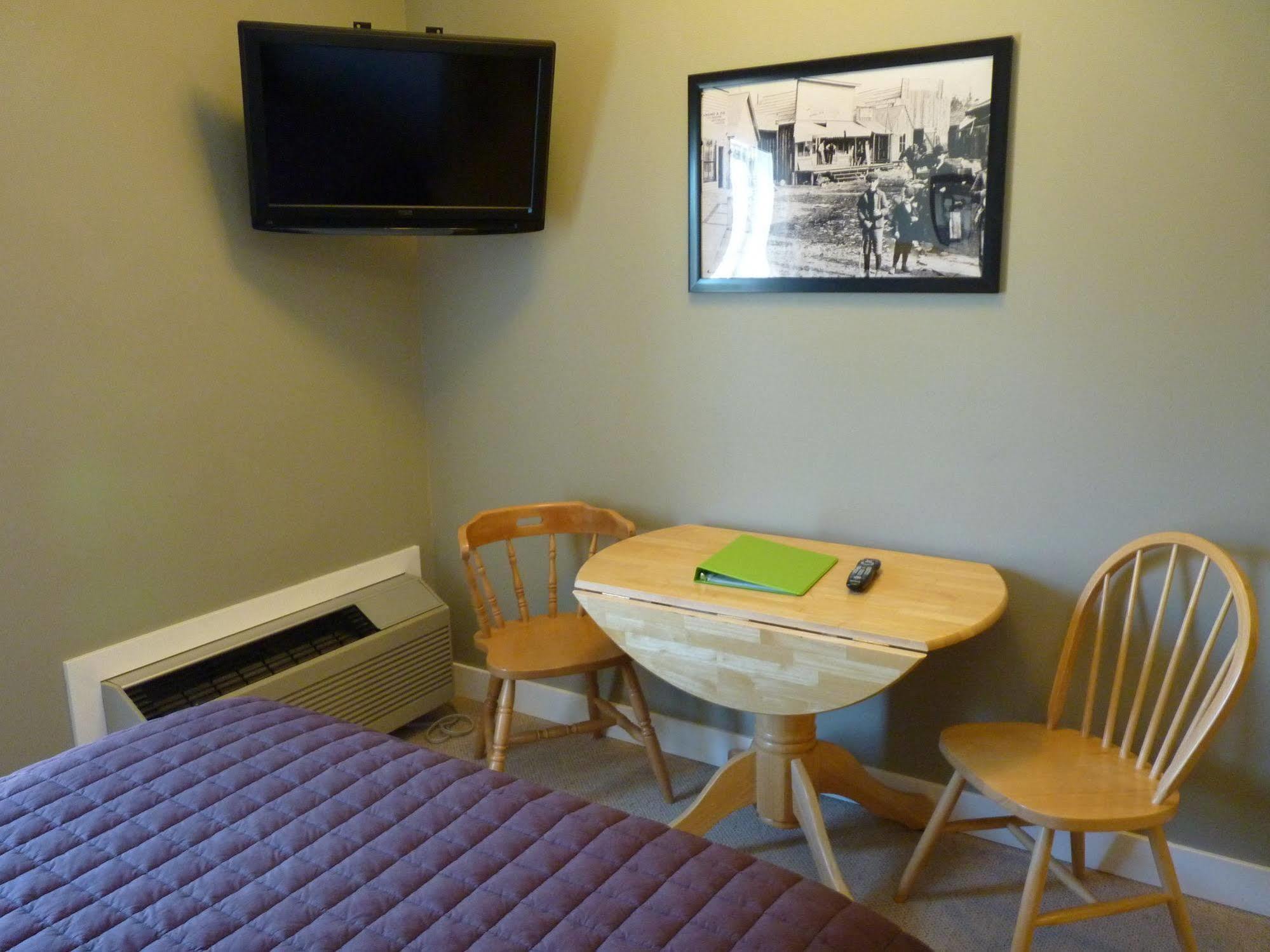 The Flying Steamshovel Inn Rossland Bagian luar foto